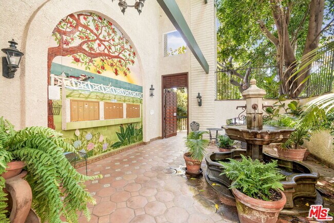 Building Photo - 502 San Vicente Blvd