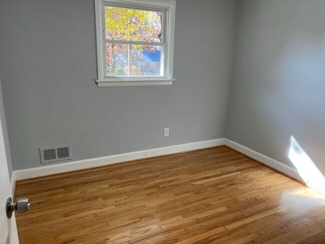 Building Photo - Renovated Rambler Close to METRO, Parks, &...