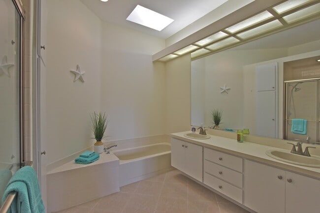 Building Photo - 200 S Hampton Dr