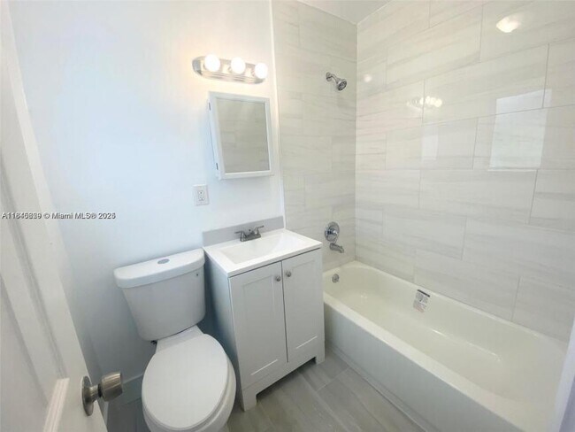 Building Photo - 2 bedroom in Hallandale FL 33009