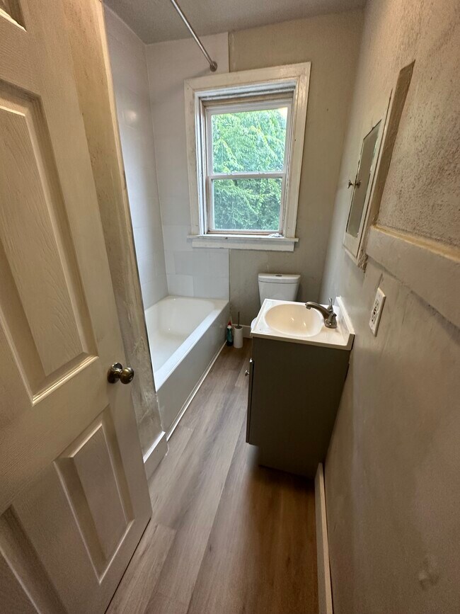 Building Photo - 5848 Kennerly Ave