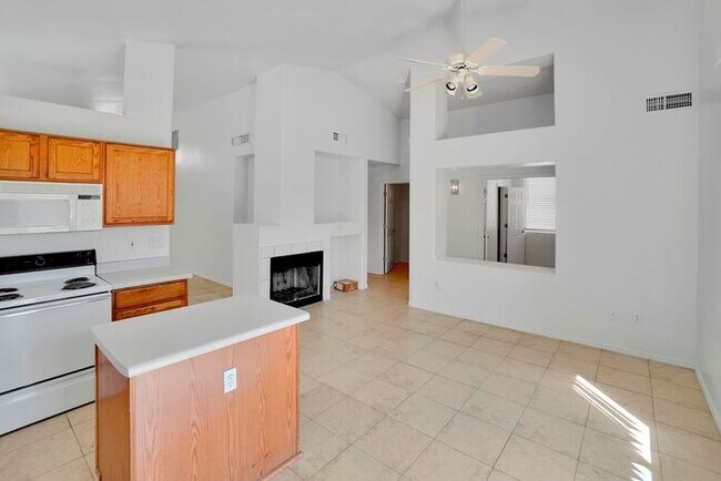 Building Photo - Gorgeous 3 Bedroom 2 Bath Home in Rita Ranch