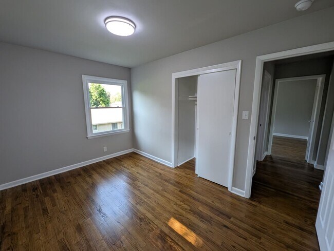 Building Photo - 5412 Anah St