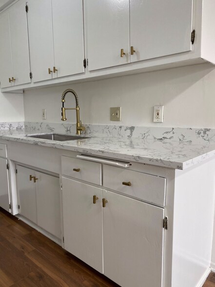 Building Photo - 911 N Harper Ave