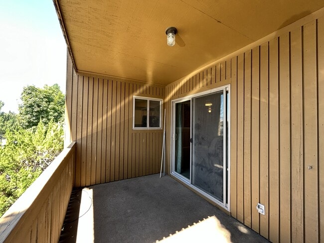 Building Photo - 662 W Jefferson Cove