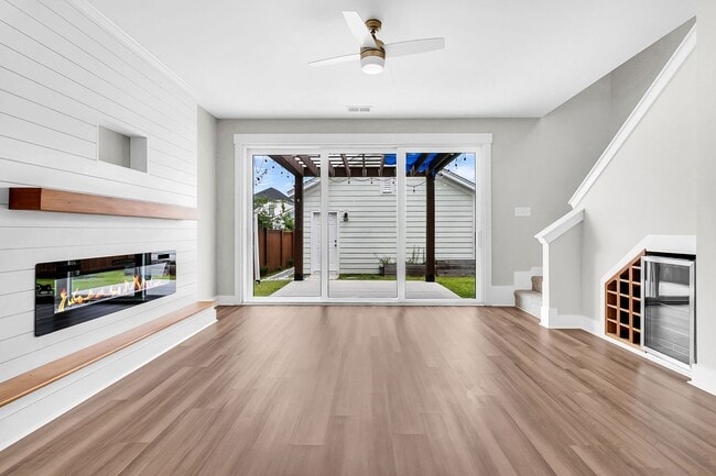 Building Photo - Must see 3 bedroom, 2.5 bath Home in Midto...