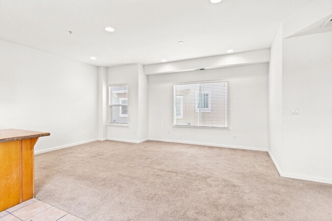 Building Photo - Spacious 2 Bed, 2.5 Bath Townhouse in Gate...