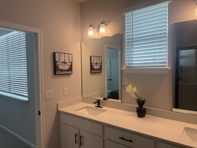 Building Photo - Modern 2-Bedroom Townhome with Garage Park...