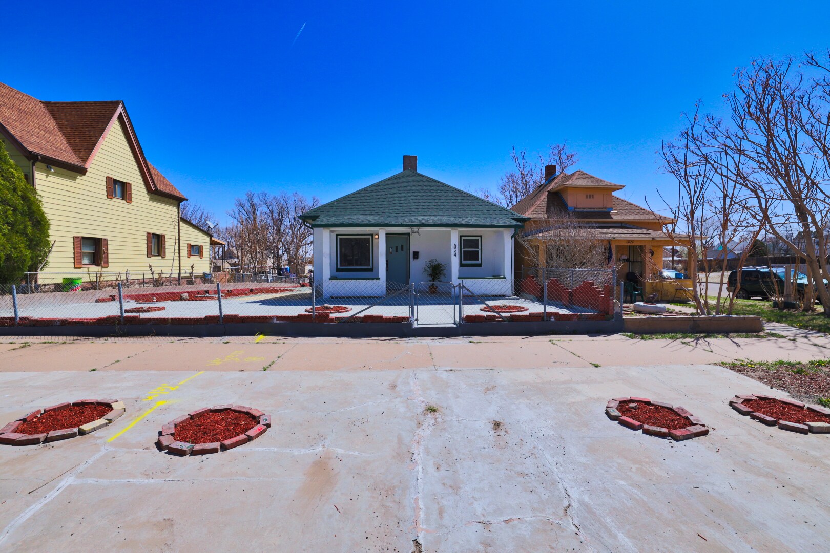 Building Photo - 824 Elm St