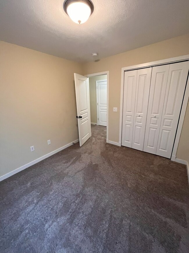 Building Photo - End Unit 3 Bedroom Townhouse in Harrisonburg