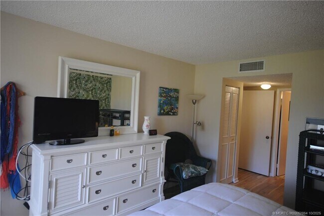 Building Photo - 5333 SE Miles Grant Rd