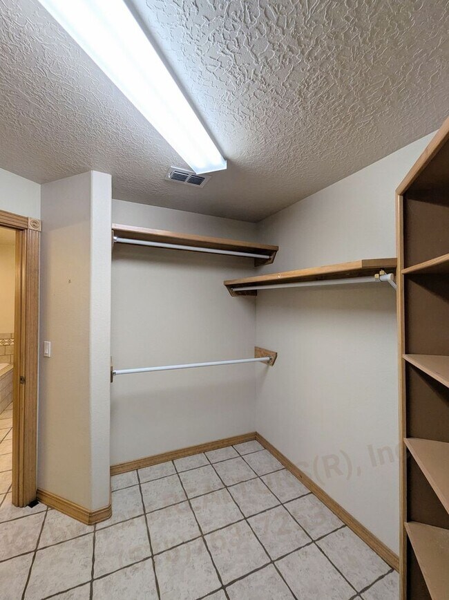 Building Photo - Luxurious Relaxation in Raintree