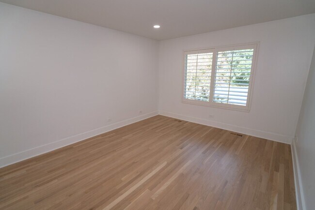 Building Photo - 656 Golf Ln