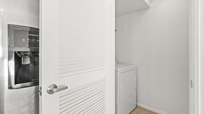 Building Photo - 2BR Townhouse in Imperial Beach with Washer/Dryer and Garage!