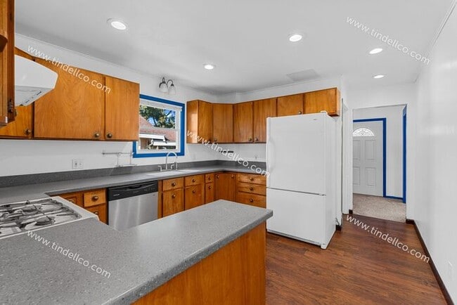 Building Photo - Charming 2-Bedroom + Bonus in University P...