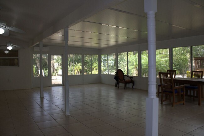 Building Photo - 3/2/3 Spring Hill Home