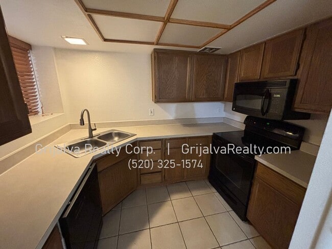 Building Photo - Beautiful Multi-story Townhouse near Tucson Racquet and Swim Club (Prince/Country Club)