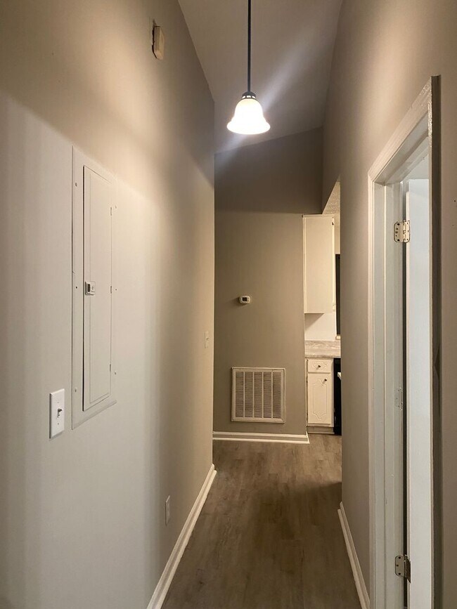 Building Photo - Cozy 2 bedroom and 1 bath duplex