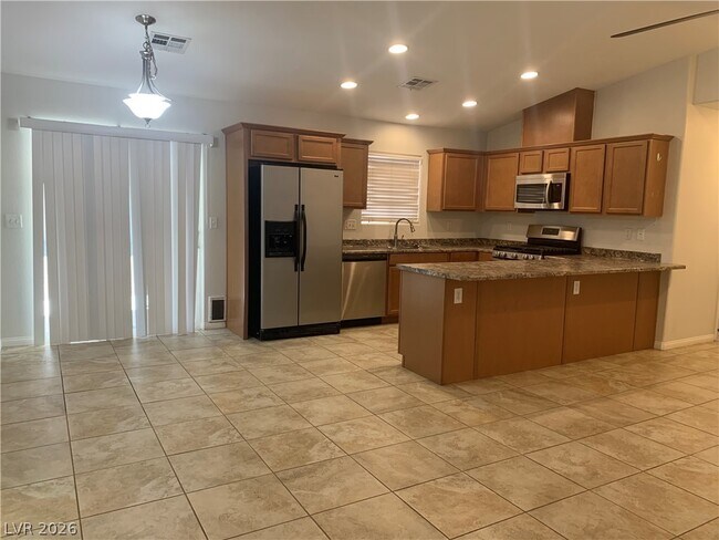 Building Photo - 548 Zuber Ave