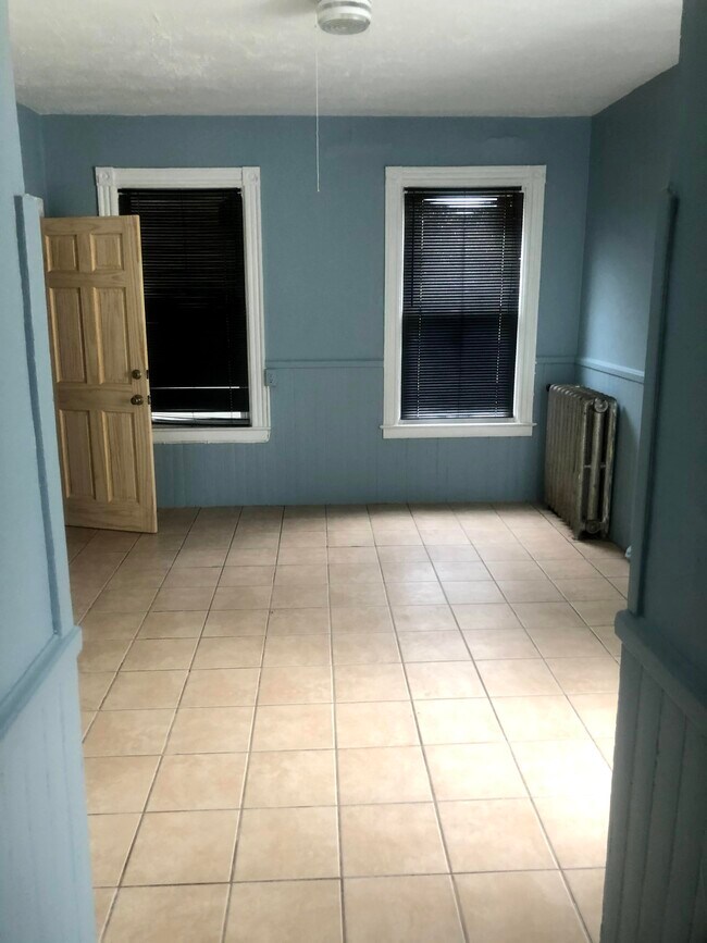 Building Photo - 16 Benton St