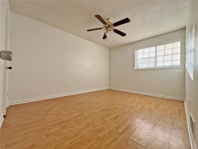 Building Photo - 2946 N Dekalb Dr