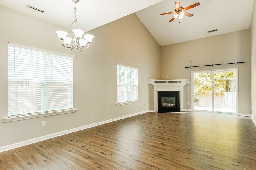 Building Photo - 636 Smith Ridge Way