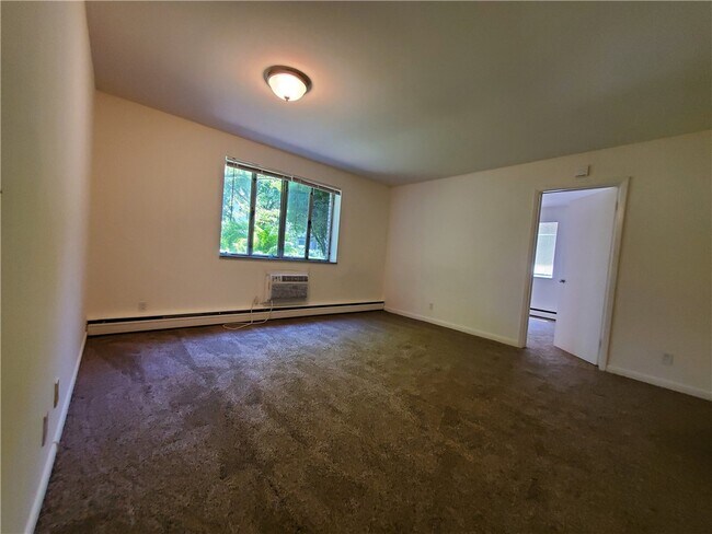 Building Photo - 1077 East Ave