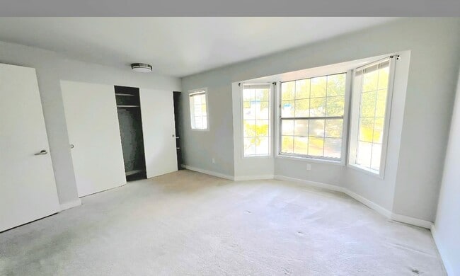 Building Photo - Kirkland 2 Bedroom 2.5 Bath Springbrook Co...