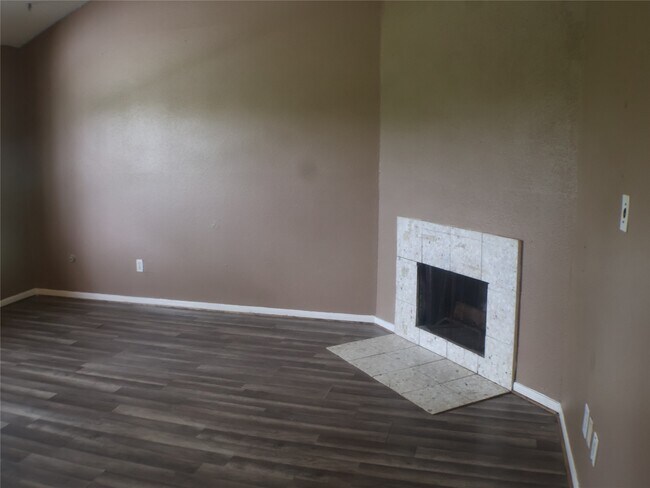 Building Photo - 7700 Creekbend Dr