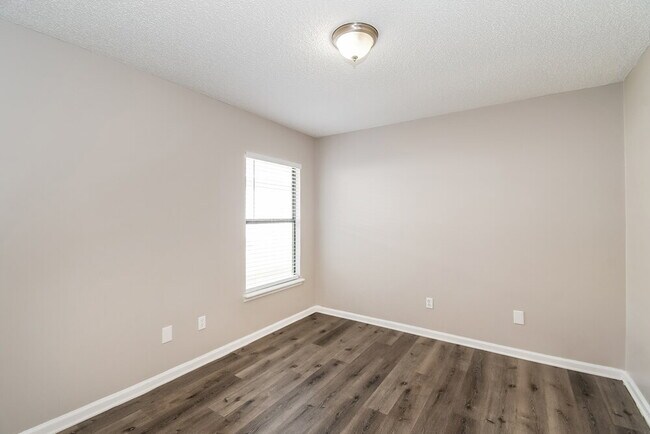 Building Photo - 596 Artesian Ln