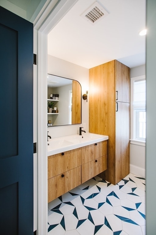 Building Photo - 10 Ware St