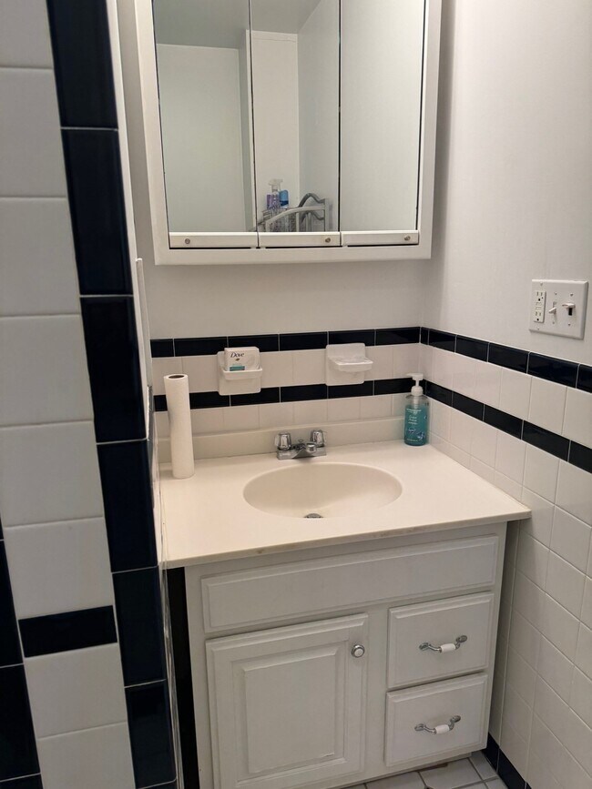 Building Photo - 880 E Broadway