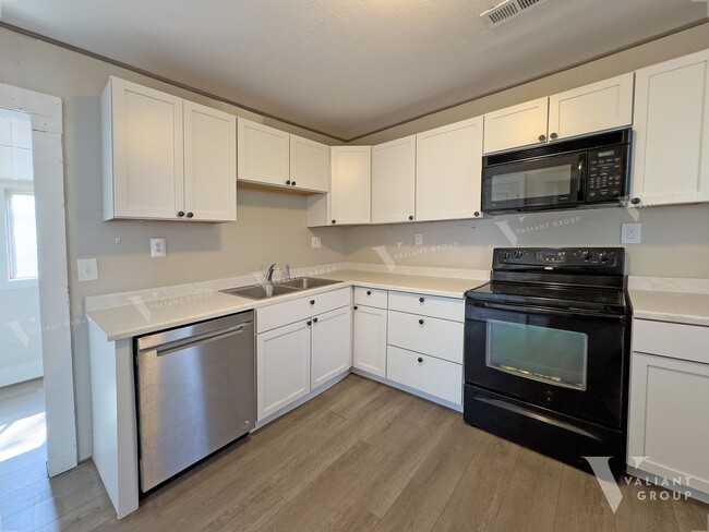 Building Photo - Welcoming 2-Bedroom, 1-Bathroom Home in Wo...