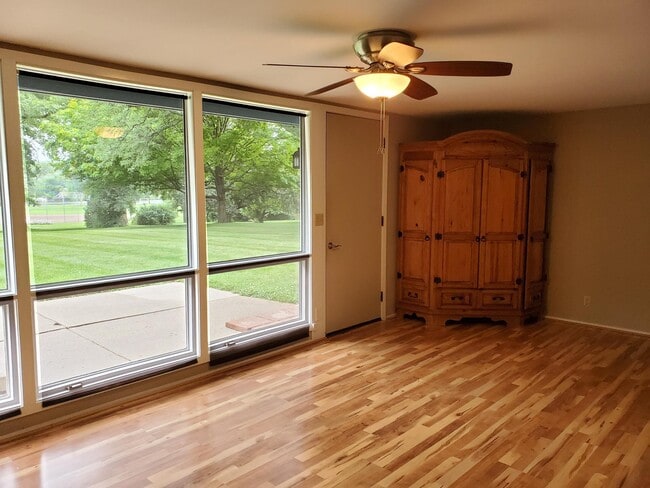 Building Photo - 413 Riverview Dr