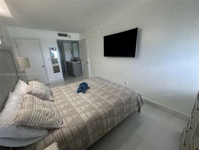 Building Photo - 2030 S Ocean Dr