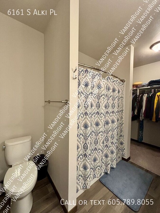 Building Photo - 6161 S Alki Pl