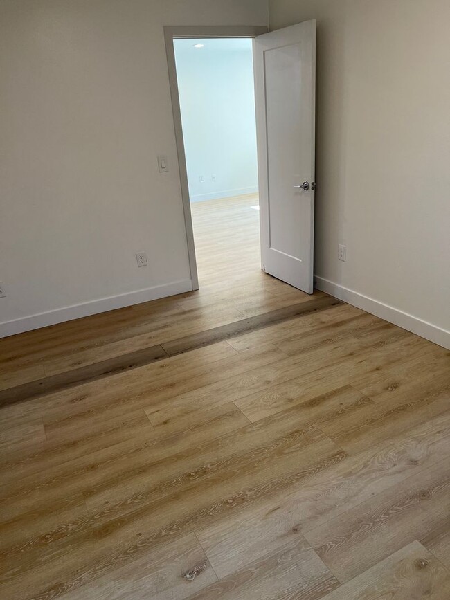 Building Photo - Three Bedroom One Bathroom