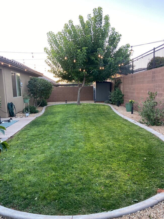 Building Photo - 463 E Ruby Pl