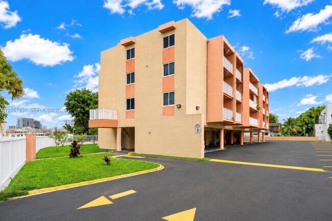 Building Photo - 2400 NW 16th St Rd