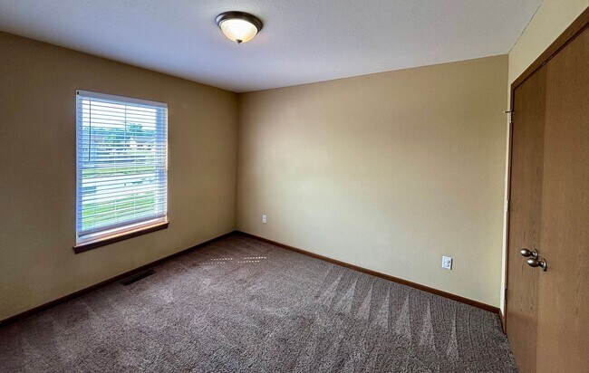 Building Photo - Live Comfortably on the East Side – Spacio...