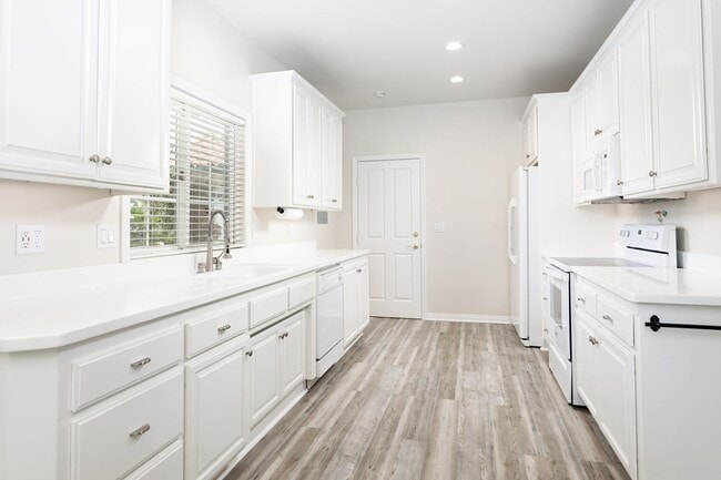 Building Photo - Fire Mountain 1 Bedroom with Private Patio