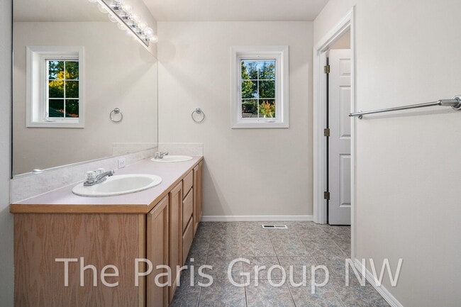 Building Photo - Extraordinary 3463sf Newcastle Home * Amazing Outdoor Spaces * A/C