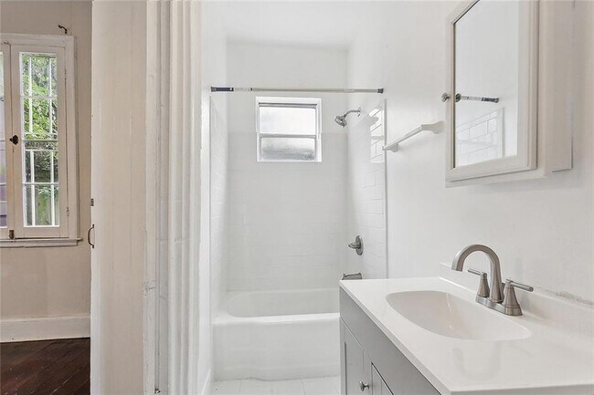 Building Photo - 2021 Burgundy St