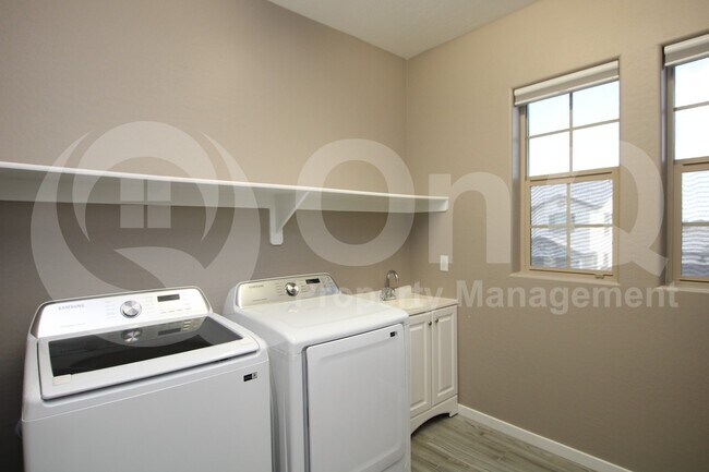 Building Photo - 824 E Ashurst Dr