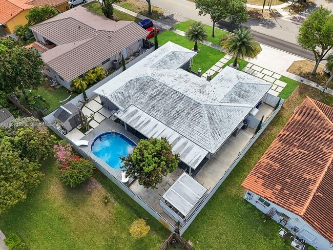 Building Photo - 6951 Miami Lakeway S