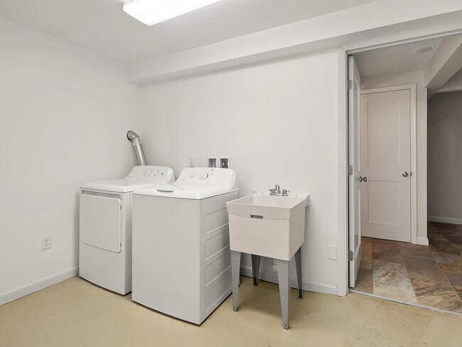 Building Photo - Modern Comfort on East Terrace — Perfect for Families or Professionals