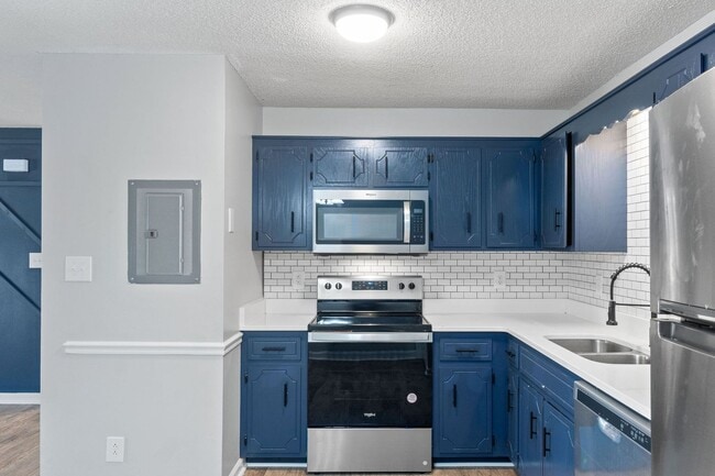 Building Photo - Renovated Two Bedroom Outside Gate 1!