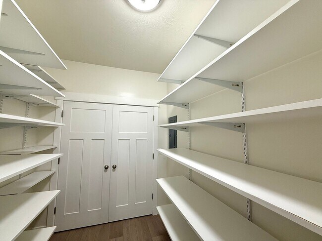 Building Photo - Single-Level 2 Bed / 2 Bath | Garage Available June 1st