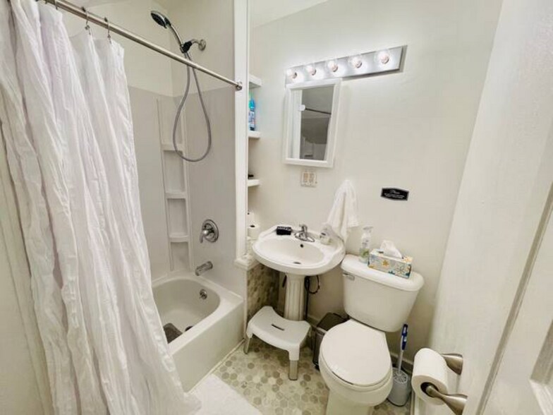 Building Photo - 926 N Walts Ave