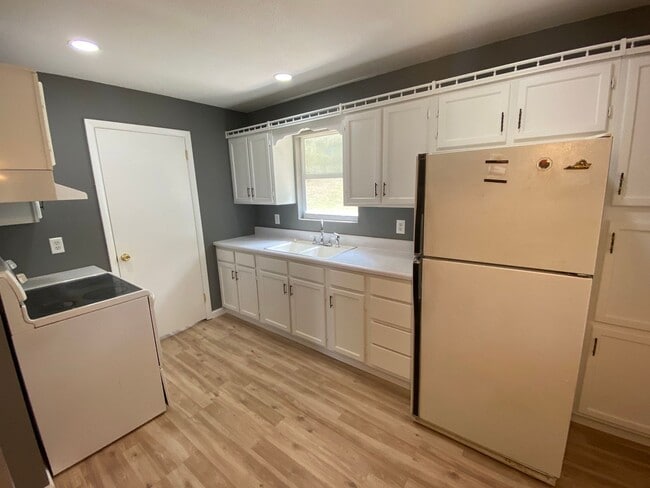 Building Photo - Ringgold 2 Bed 1 bath Screened in Porch, Oversized Workshop